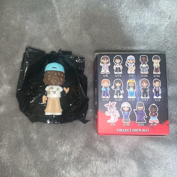 Funko Netflix Stranger Things 4 Mystery Mini Dustin Hell Fire Shirt Vinyl Figure - Picture 3 of 5